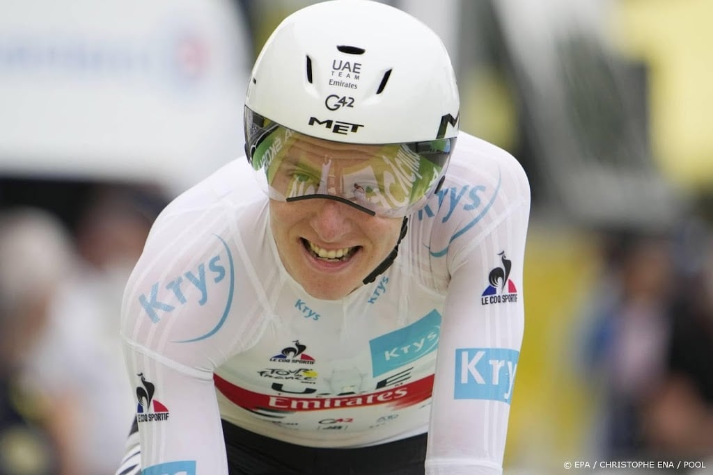 Pogacar vindt dat gele trui Van der Poel heel goed staat  