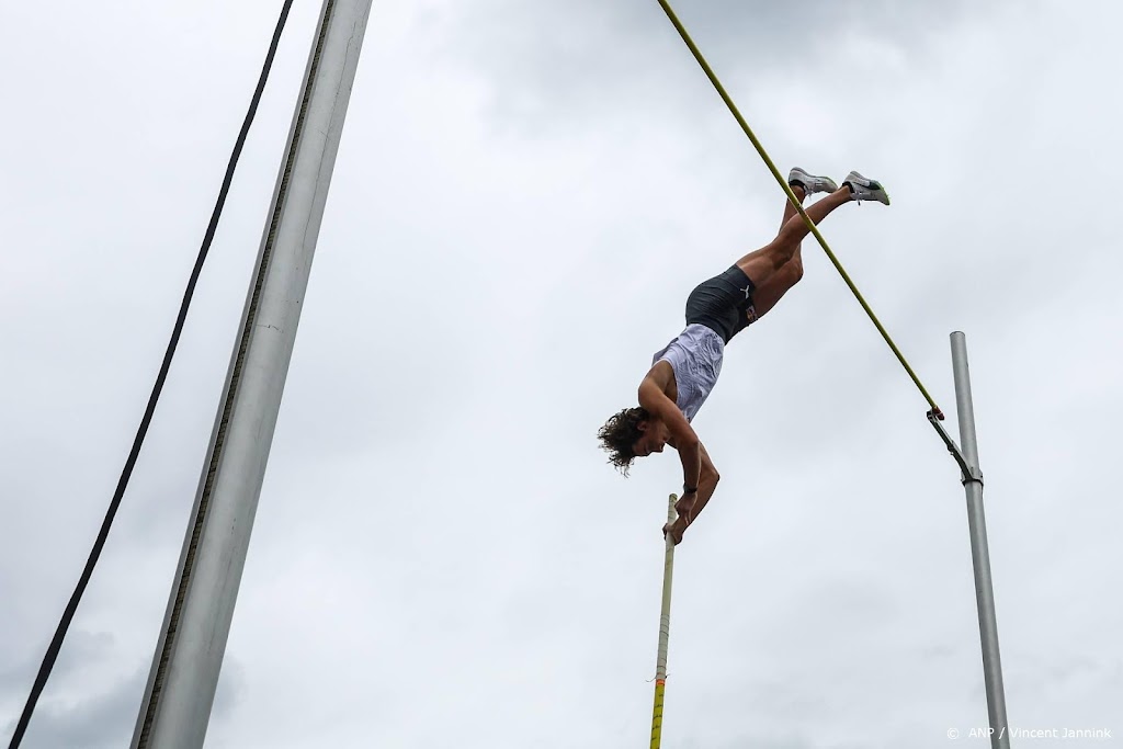 Duplantis springt wereldrecord van 6,16 meter met de polsstok