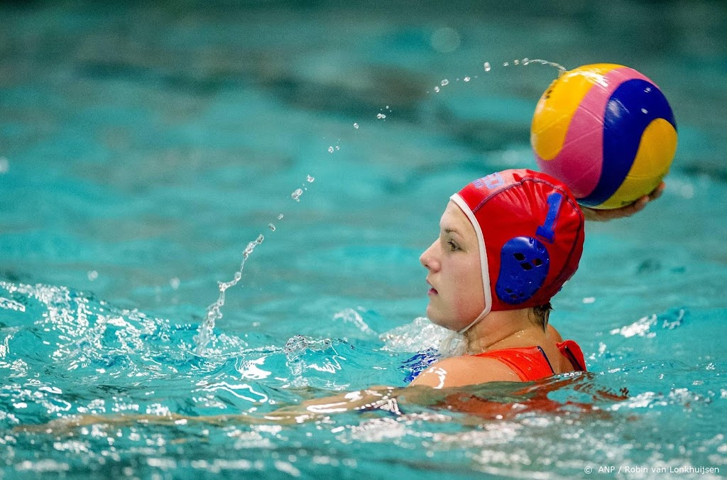 Waterpolosters verliezen van Hongarije en missen finale WK