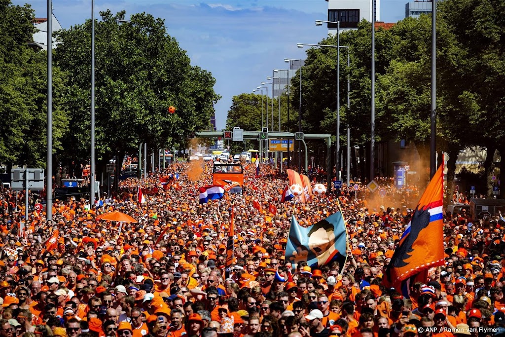 Speciale mars voor supporters van Oranje voor achtste finale EK