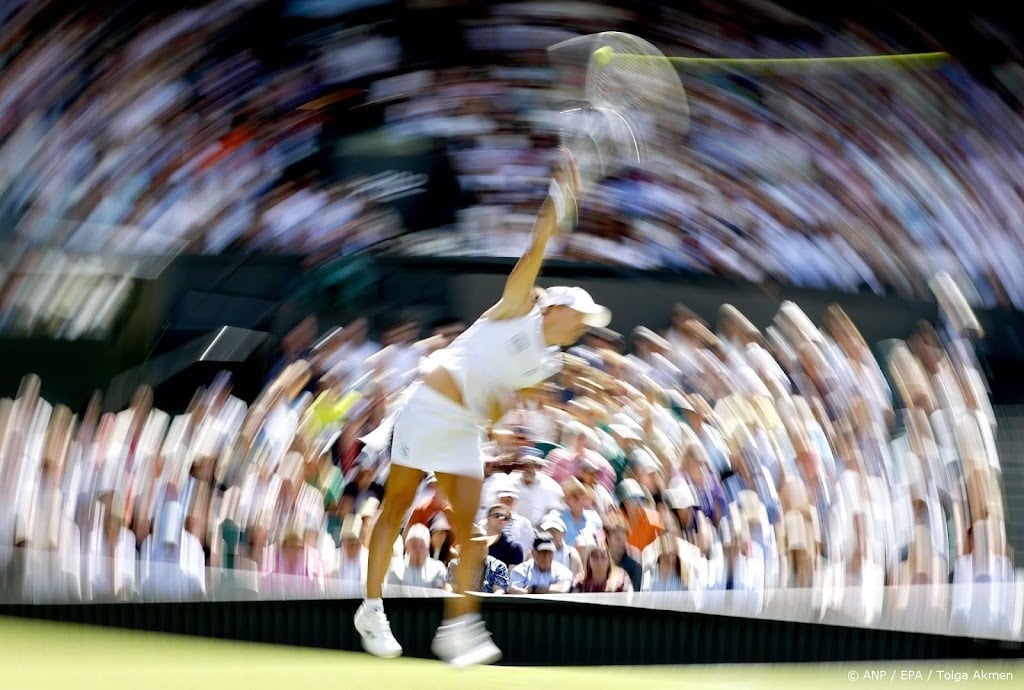 Titelverdedigster Świątek met moeite naar tweede ronde Wimbledon 