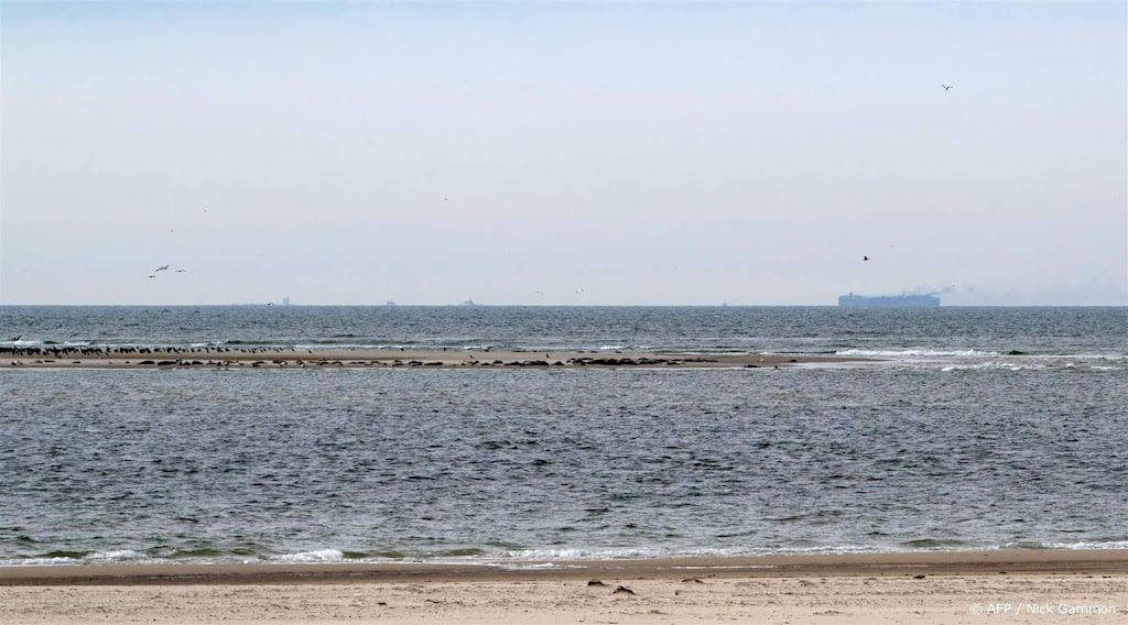 Verslepen brandend vrachtschip naar tijdelijke locatie begonnen