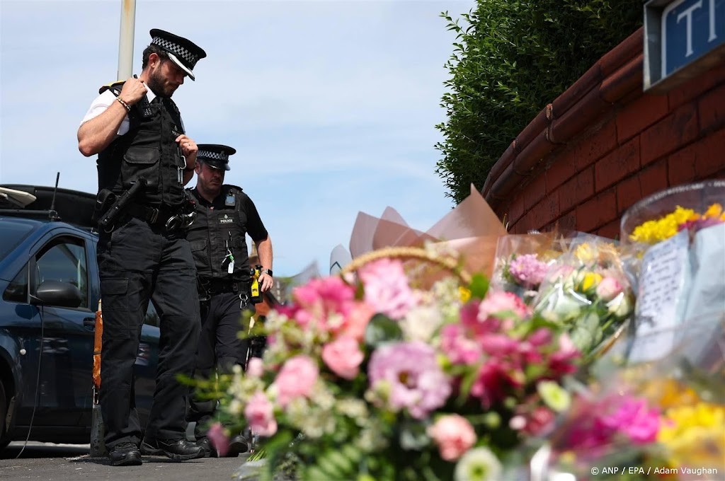 Menigte valt politie aan bij moskee van Southport