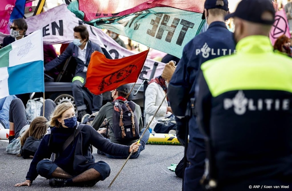 Raad: wegvoeren met bussen na XR-demo Zuidas was onrechtmatig