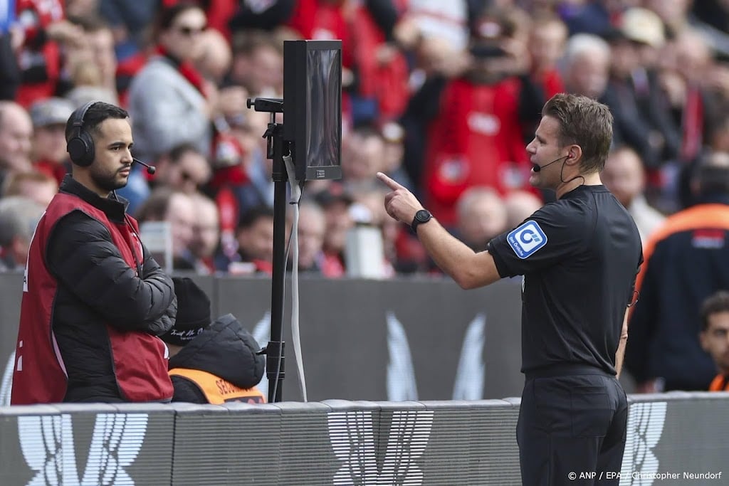 Scheidsrechters in Duitsland leggen beslissingen in stadions uit