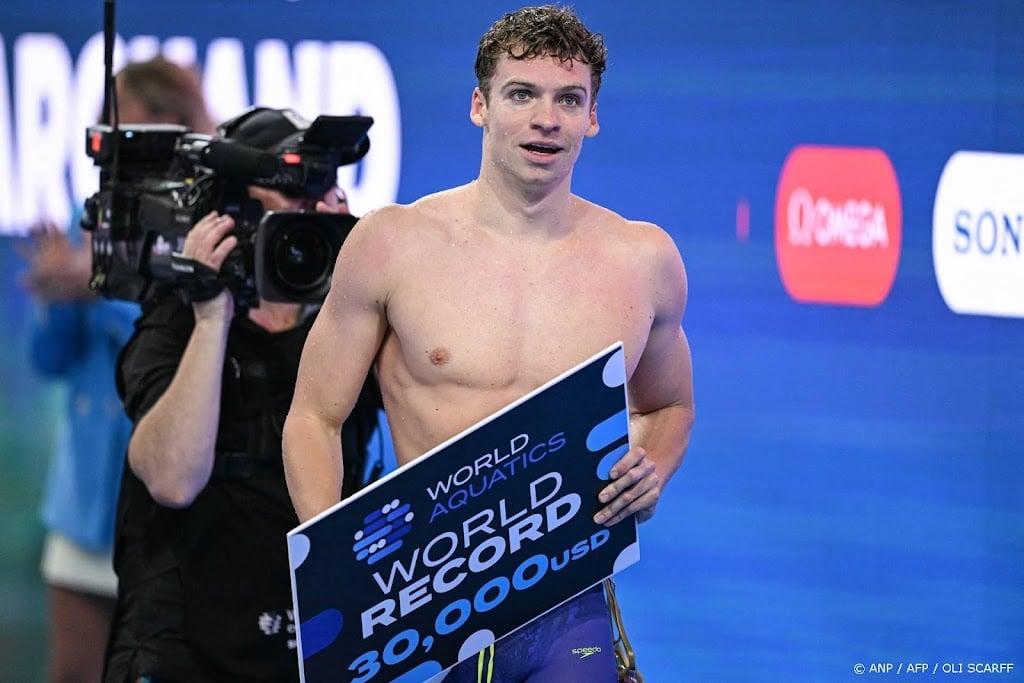 Olympische zwemheld Marchand verbetert 14 jaar oud record op WK