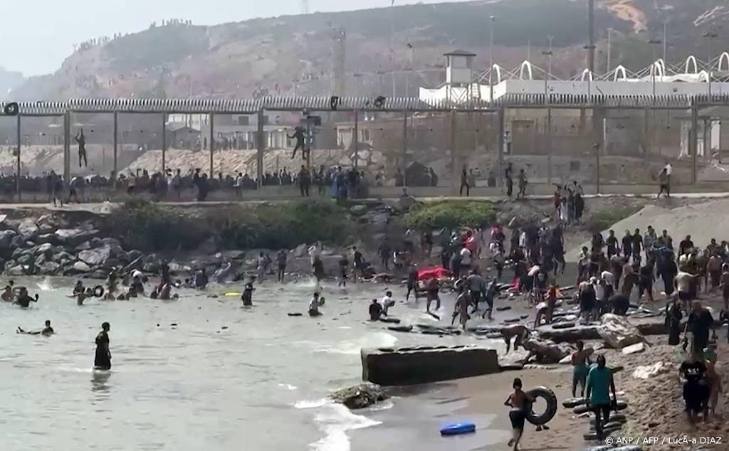 Spanje stuurt militairen naar exclave na komst migranten