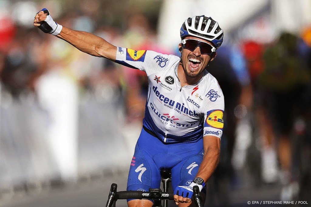 Alaphilippe draagt zege op aan overleden vader