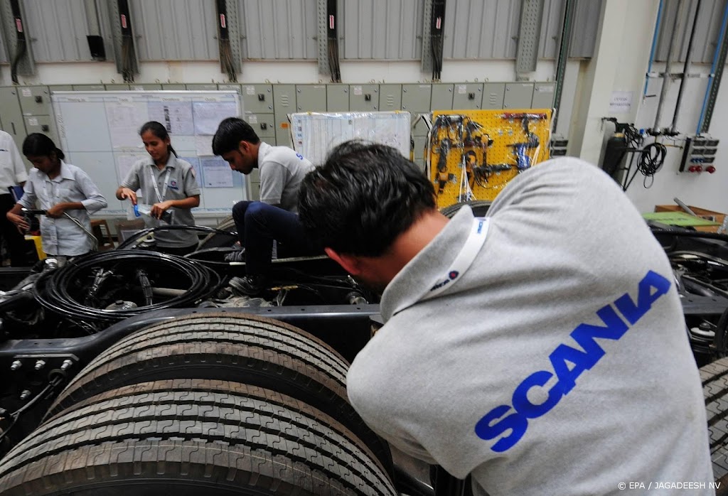 Truckbouwer Scania legt meer fabrieken stil om chiptekort