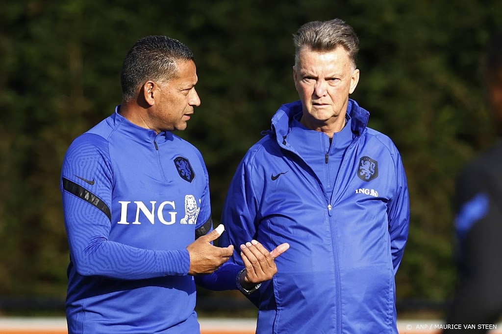 Van Gaal gunt spelers rust, observeert en verheft soms zijn stem