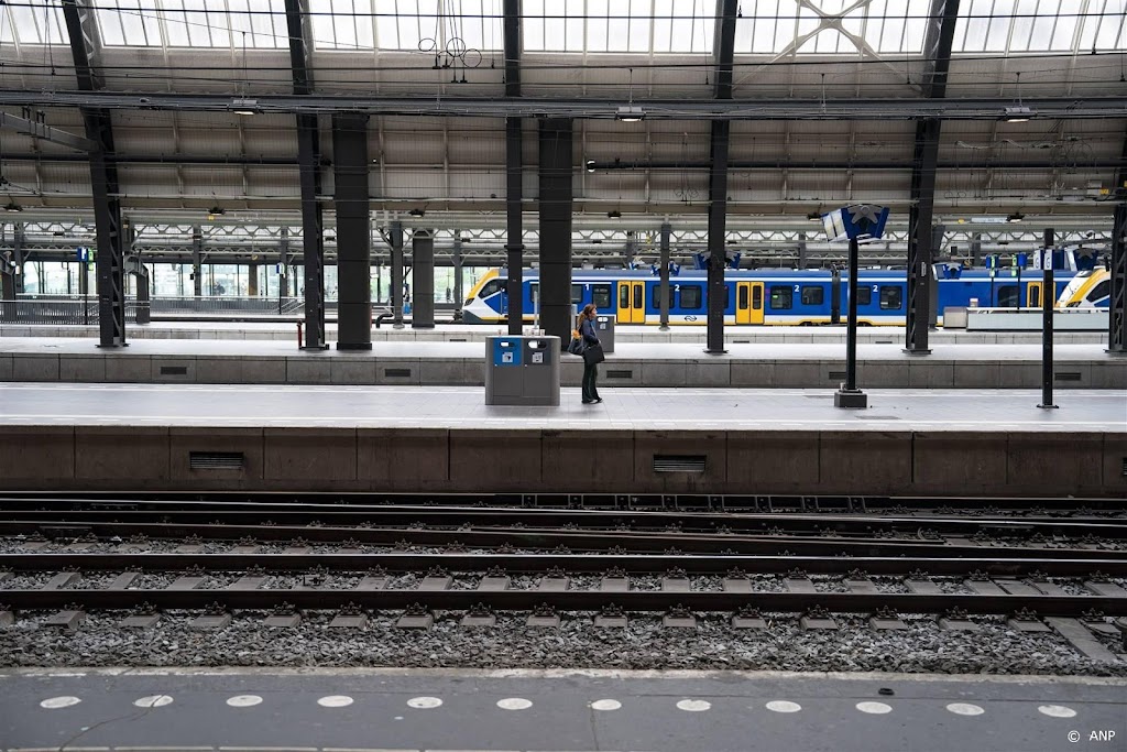 Amsterdam Centraal uren deels ontruimd om verdacht voorwerp