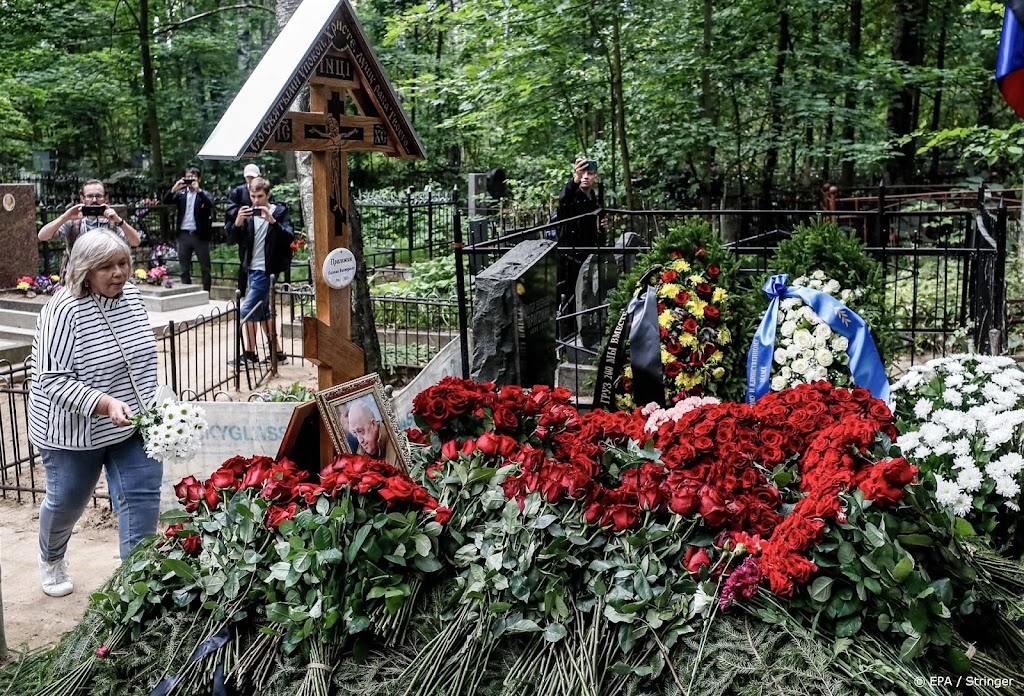 Aanhangers leggen bloemen bij graf Prigozjin