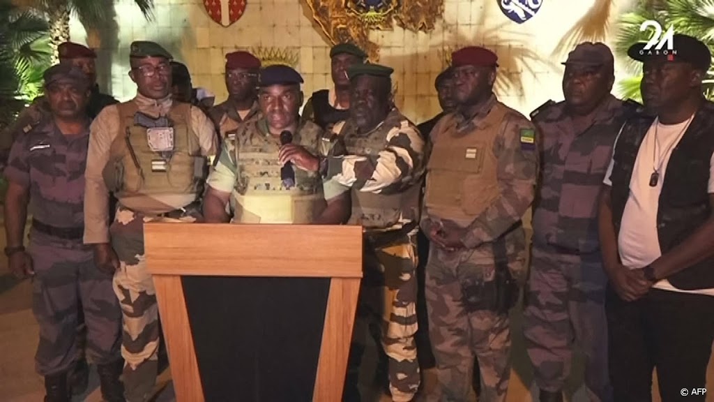 Coupplegers Gabon schuiven hoofd presidentiële garde naar voren
