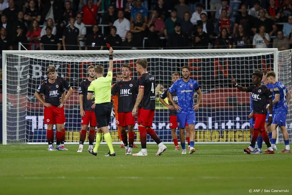 Invaller Van Duinen helpt tiental Excelsior aan zege op FC Twente