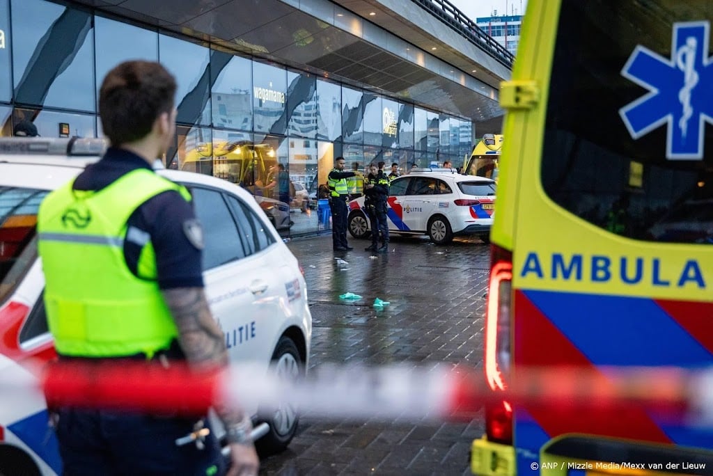 Man (43) uit Naarden verdachte van steekpartij bij Amsterdam CS