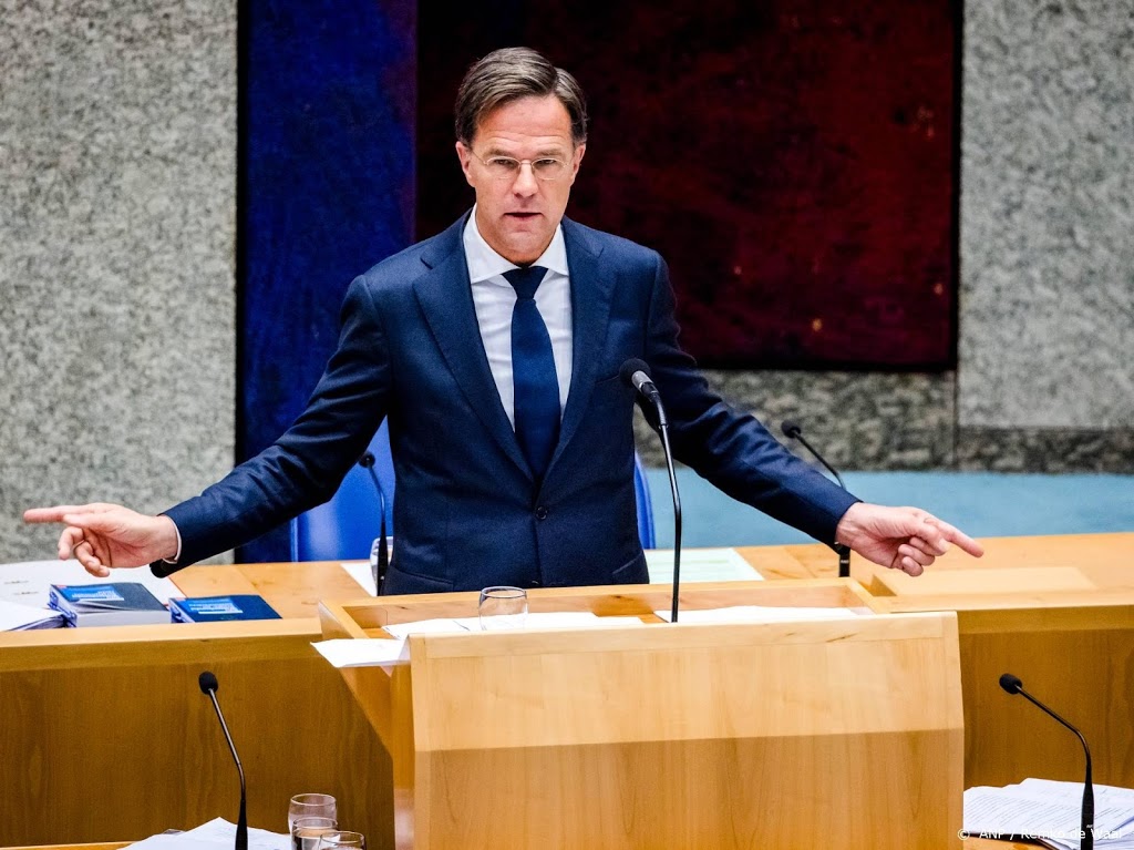 Rutte: mondkapje in publieke ruimte dringend advies vanaf nu