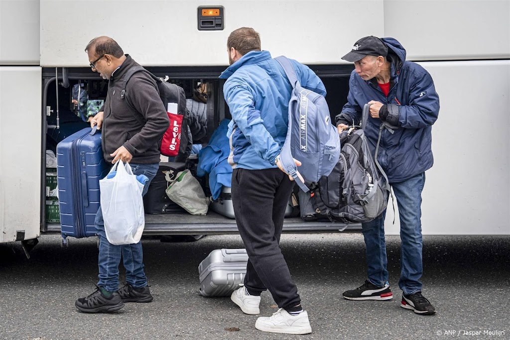 Tientallen asielzoekers uit Ter Apel overgebracht naar Den Haag 