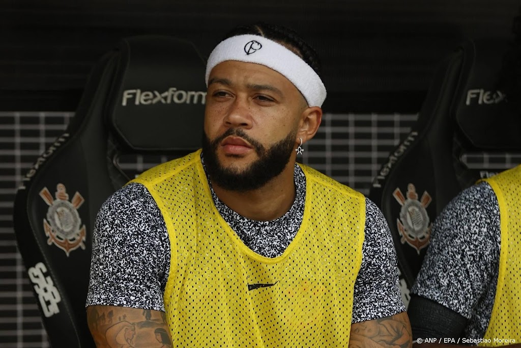 Depay ziet Corinthians verliezen en met negen man eindigen