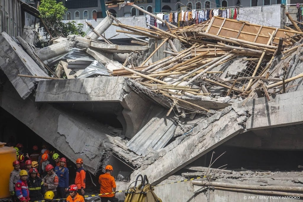 Dode en tientallen gewonden na instorten school in Indonesië 