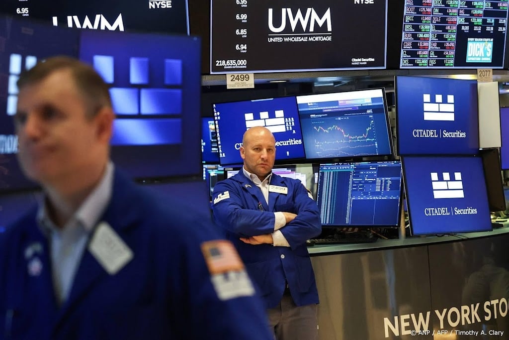 Wall Street opent lager in afwachting van deadline voor shutdown