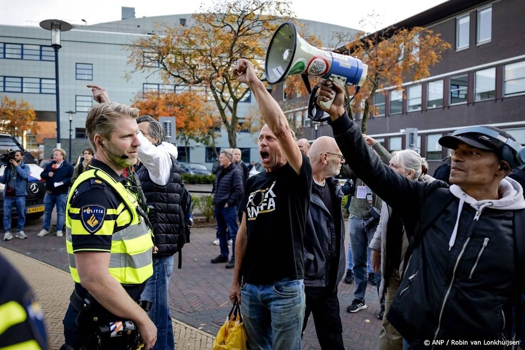 Voor- en tegenstanders azc tegenover elkaar in Amersfoort 