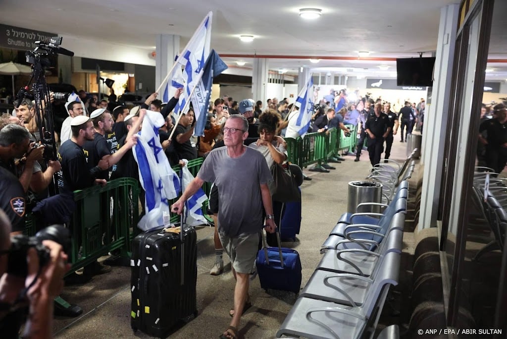 Netanyahu ontvangt passagiers flydubai-vlucht op Ben Gurion