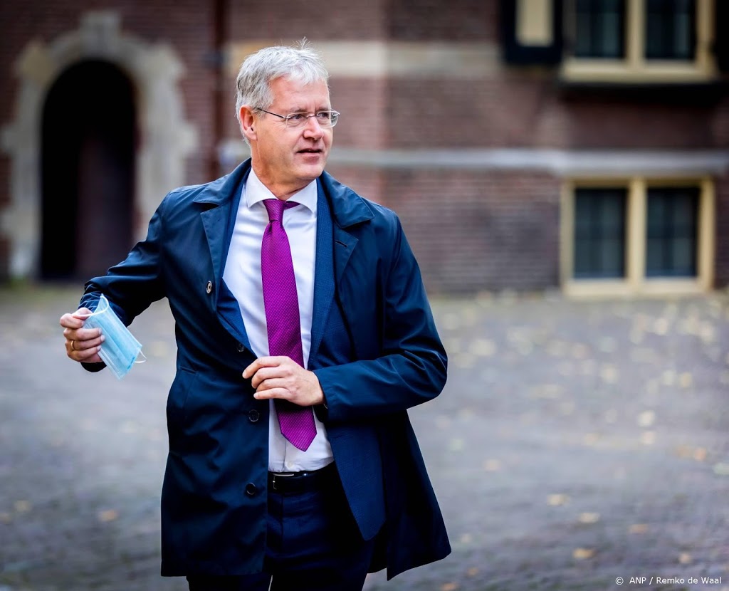Ministers roepen scholen op stil te staan bij moord op Paty