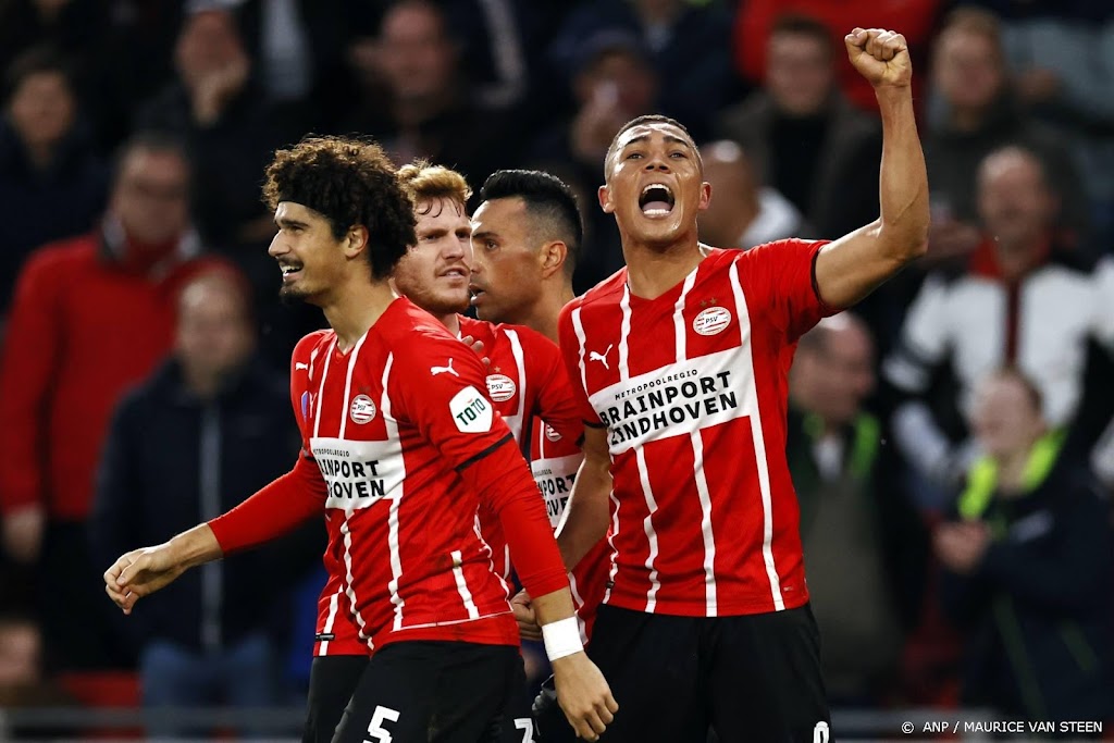 PSV viert ruime zege maar blijft veel treffers incasseren