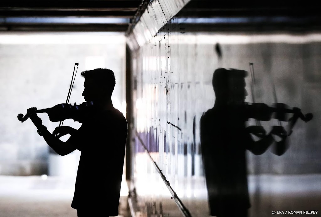 Britse straatmuzikant op weg naar klimaattop zonder te vliegen