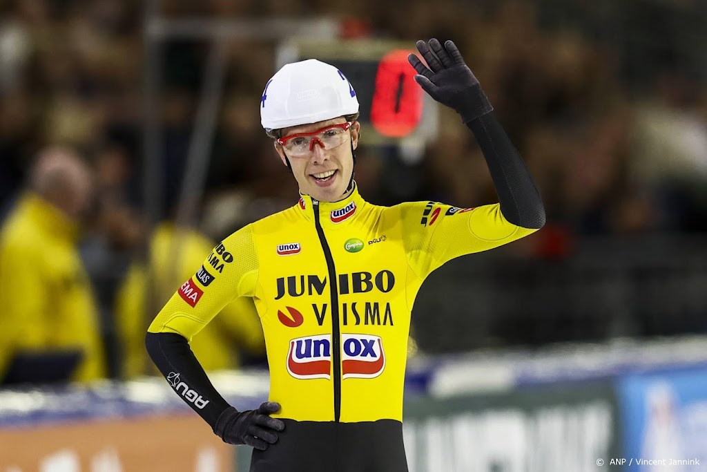 Bergsma schaatst in Thialf soeverein naar zege op massastart