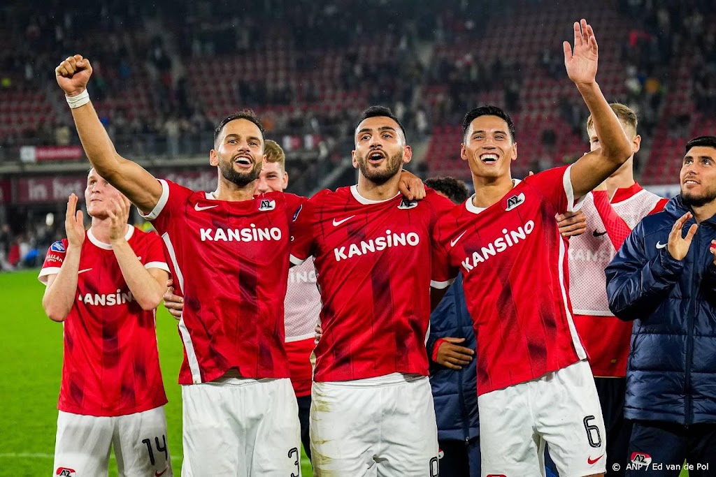 AZ wint ondanks snelle rode kaart voor De Wit van FC Volendam