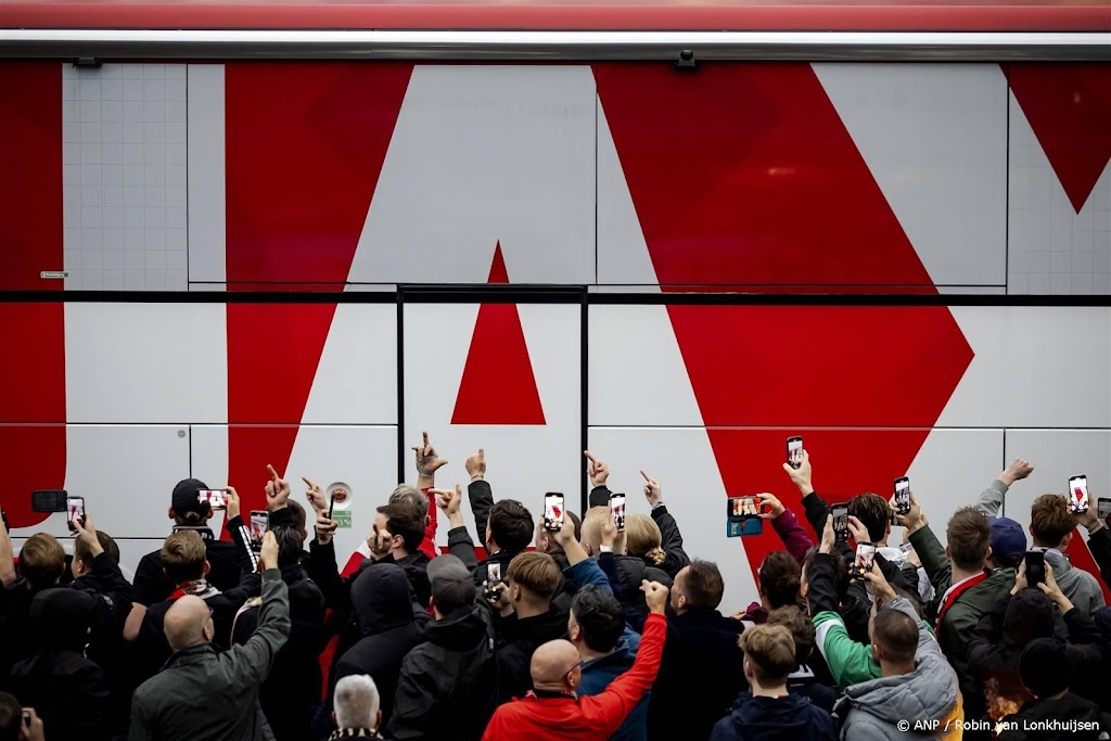 Ajax begint met Weghorst en Akpom aan uitduel met Feyenoord 