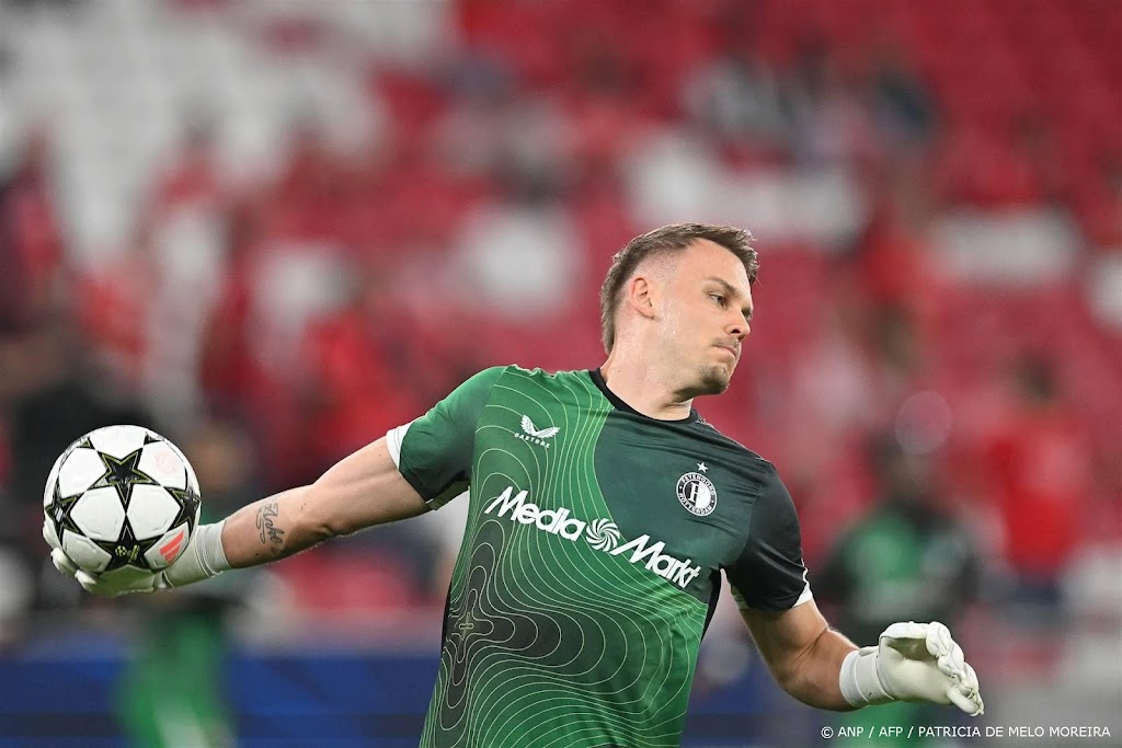 Ajax wint van Feyenoord door fouten doelman Wellenreuther  