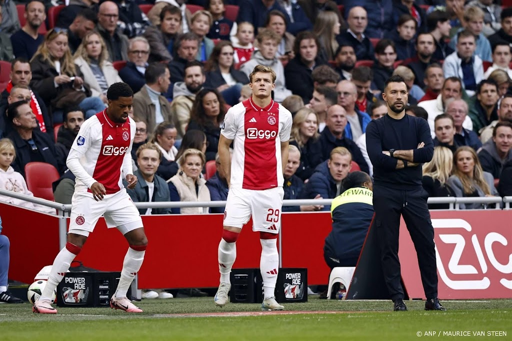 Ajax-trainer Farioli geniet van zijn spelers in De Kuip