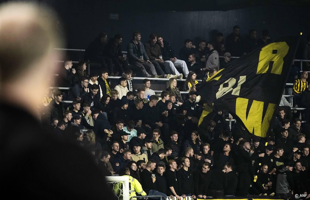 RKC verslaat Vitesse in bekerduel dat twee keer wordt stilgelegd