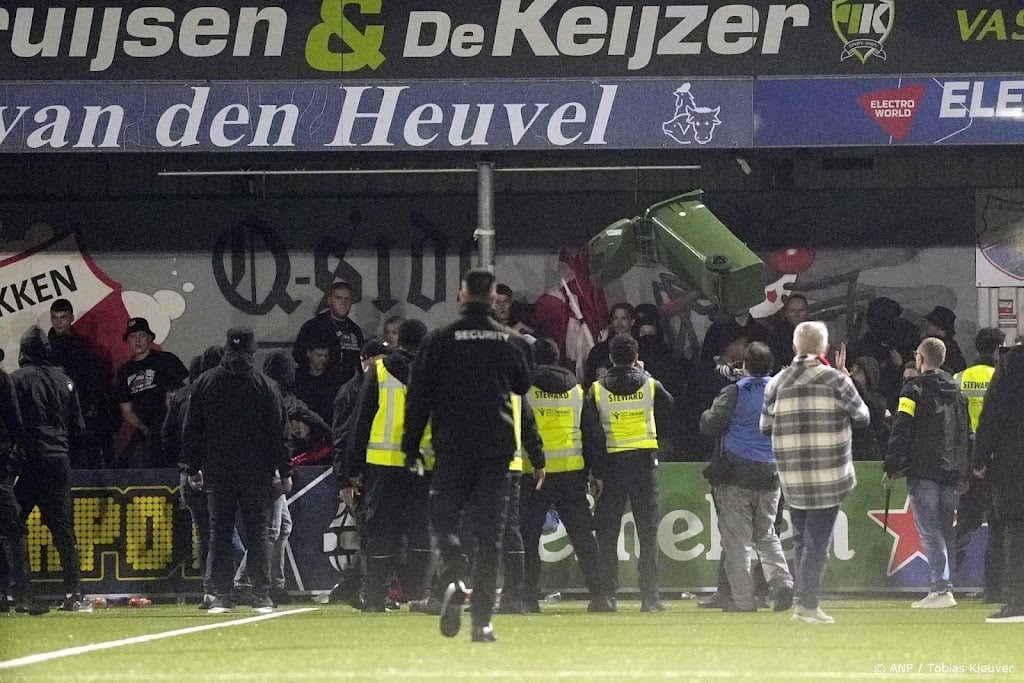 FC Utrecht zonder fans naar Telstar vanwege rellen na bekerduel