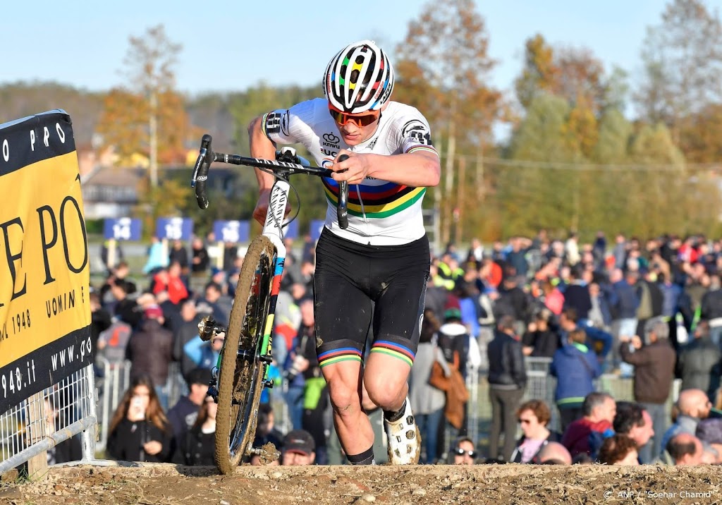 Van der Poel wint in Kortrijk na late aanval