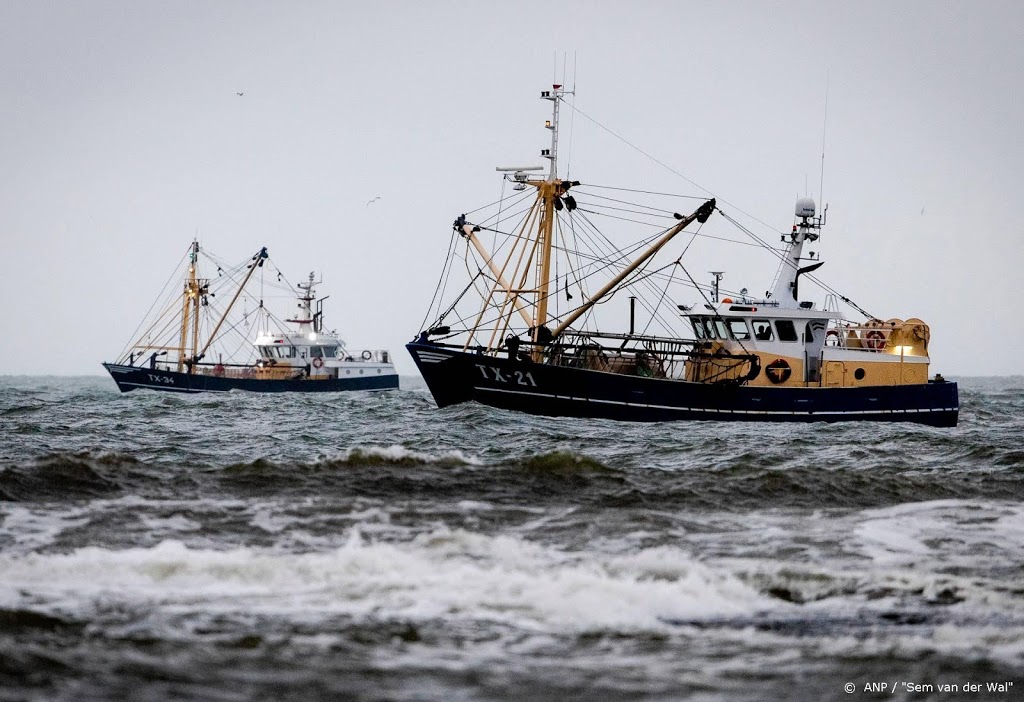 Zoeken naar opvarenden viskotter zondag verder