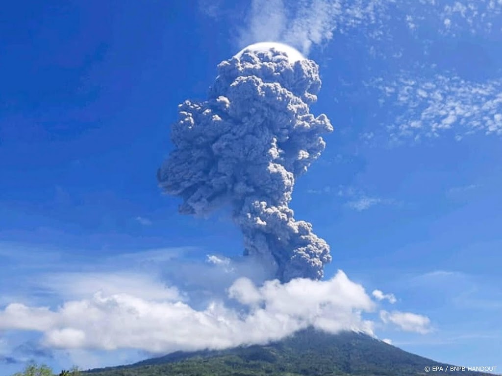 Duizenden mensen moeten weg van vulkaan op Indonesisch eiland