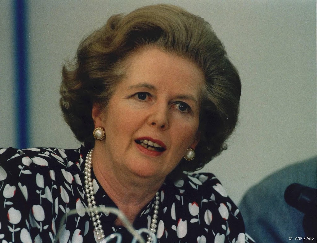 Veel animo voor eierwerpen op beeld Margaret Thatcher