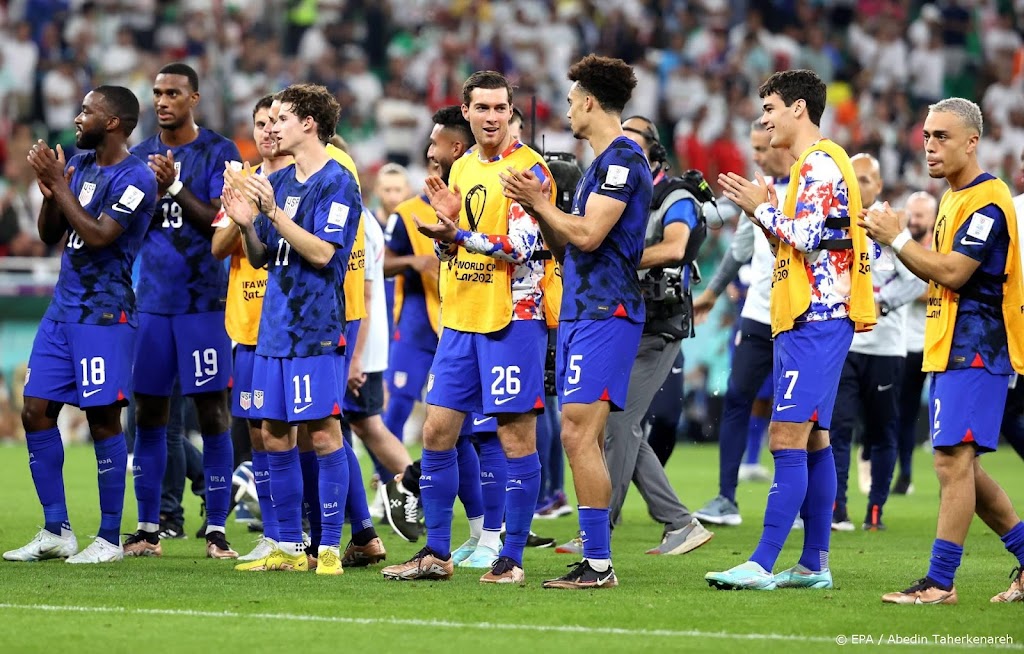 Amerikaanse voetballers genieten na kwalificatie van vrije dag