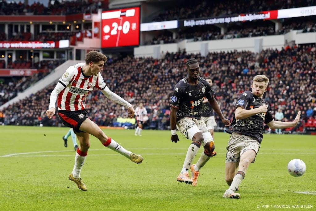 PSV verstevigt met eenvoudige zege op Volendam koppositie  