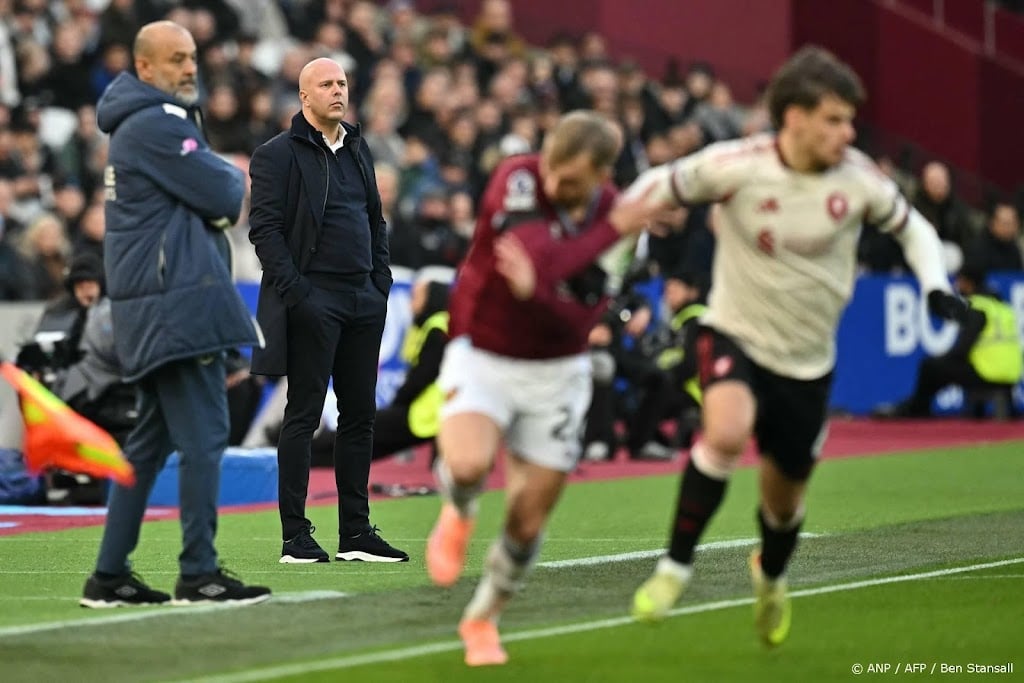 Liverpool bezorgt coach Slot hoognodige zege bij West Ham United 