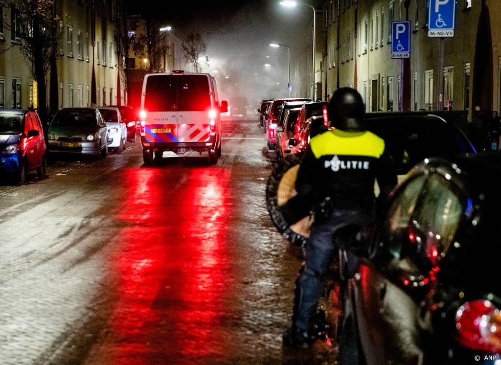 Hagenaar opgepakt voor vuurwerkbom onder politiebus Duindorp