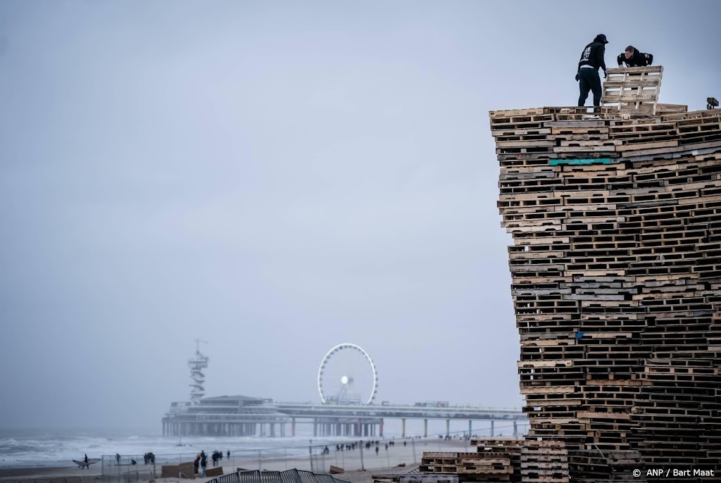 Scheveningen steekt vreugdevuur dag eerder aan om weersverwachting