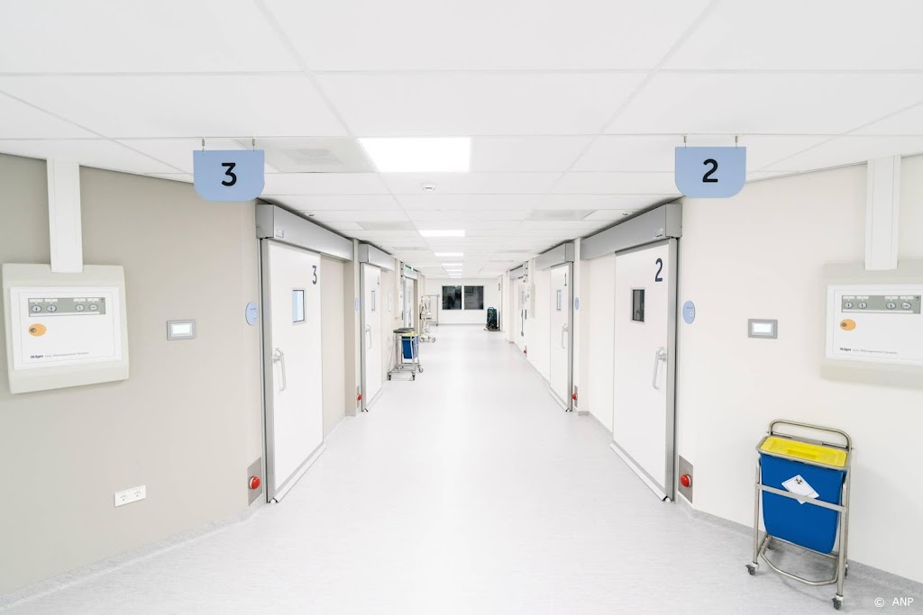 Aantal nieuwe coronagevallen daalt iets, druk op ziekenhuizen ook