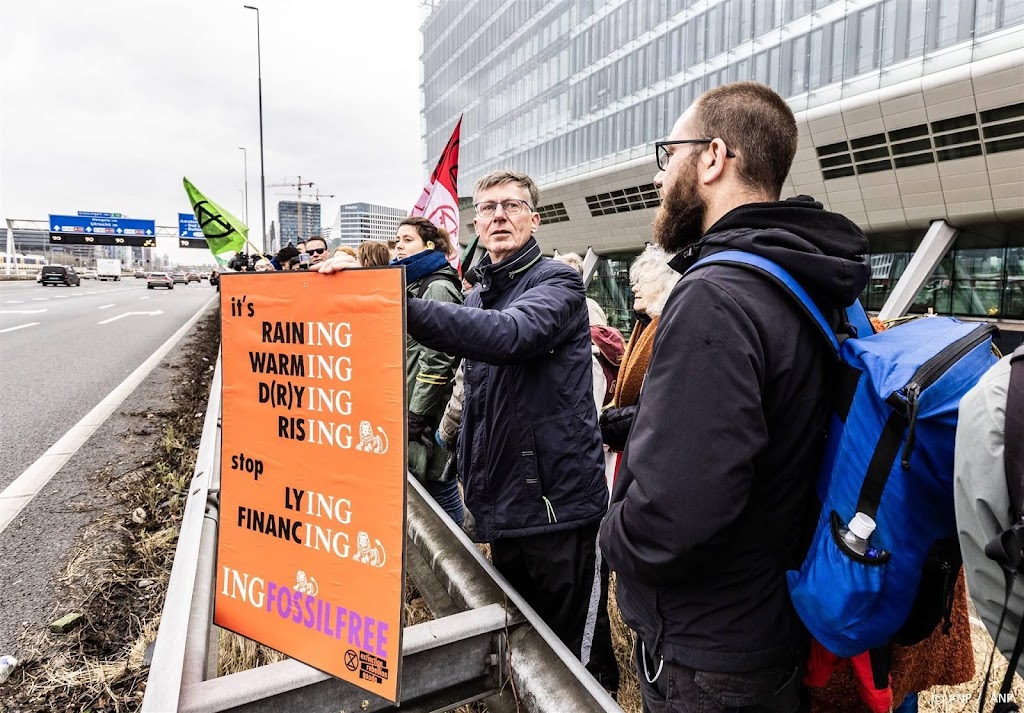Honderden demonstranten XR blokkeren snelweg A10 in Amsterdam