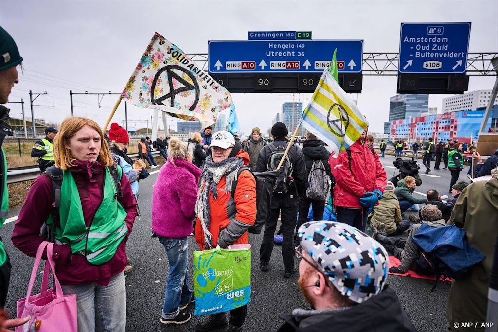 Politie begint met verwijderen activisten XR van A10