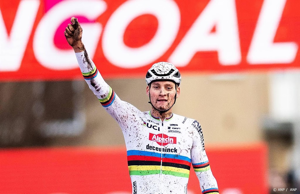 Van der Poel boekt in wereldbeker Hulst zevende veldritzege op rij