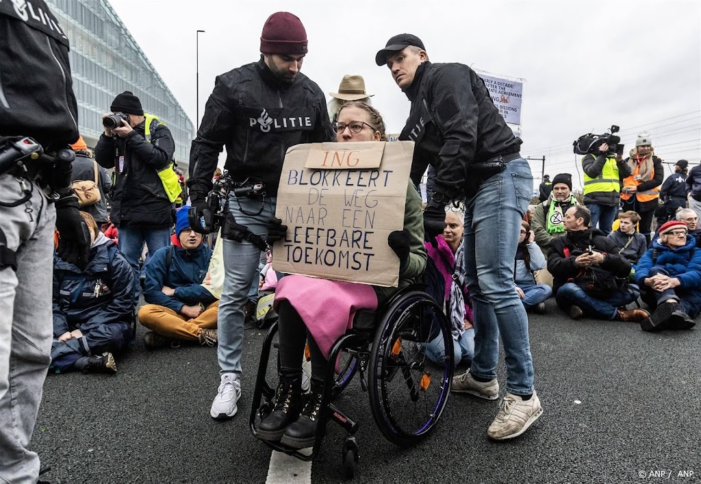 Politie: circa 300 aanhoudingen bij klimaatactie Amsterdam